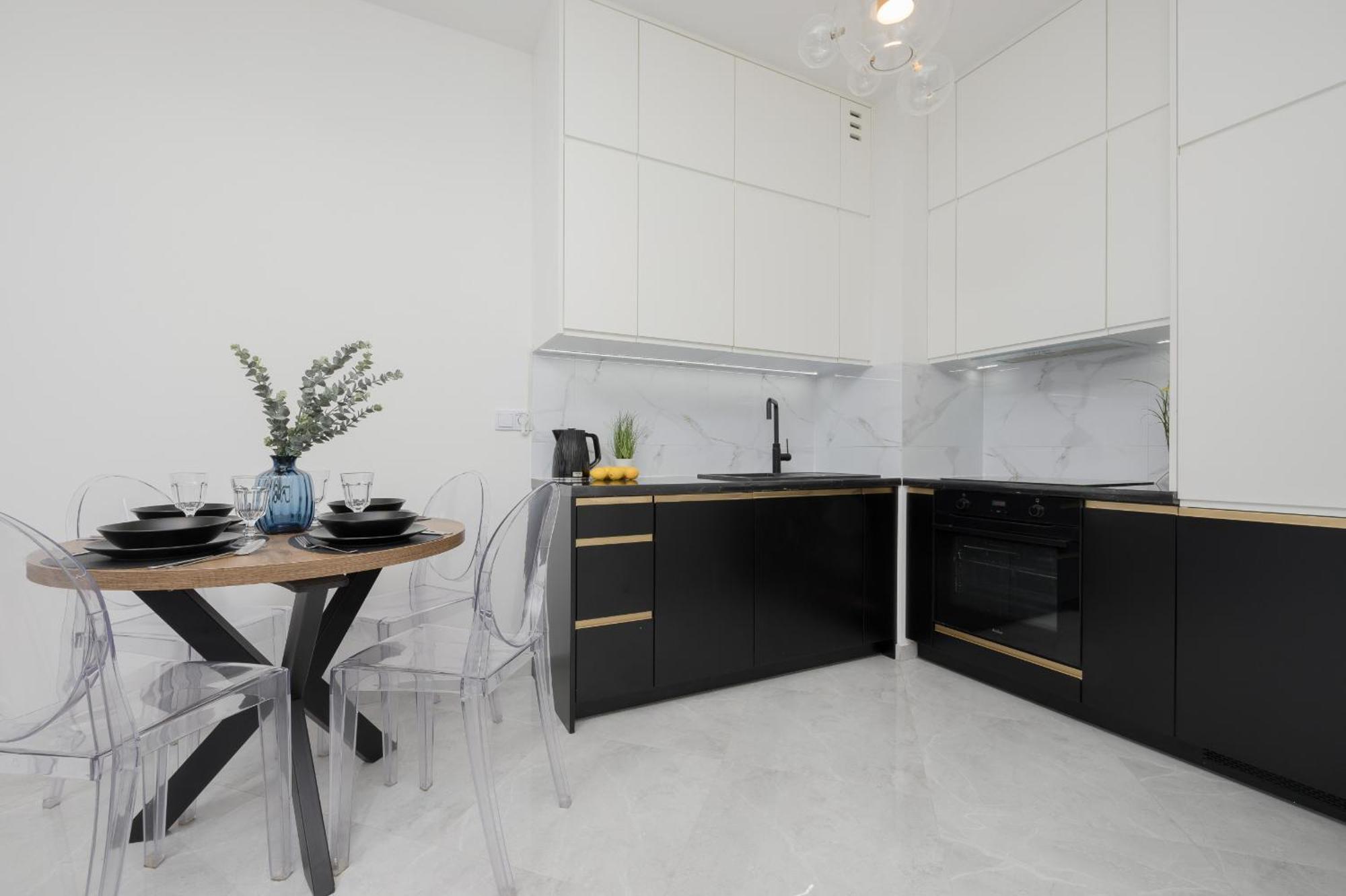 With Balcony & Parking In By Renters Apartment Warsaw