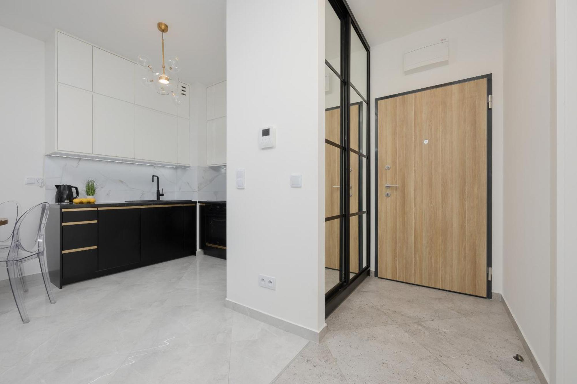Apartament With Balcony & Parking In By Renters *
