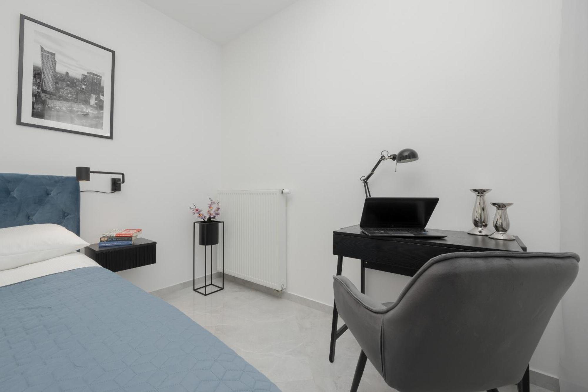 With Balcony & Parking In By Renters * Warszawa