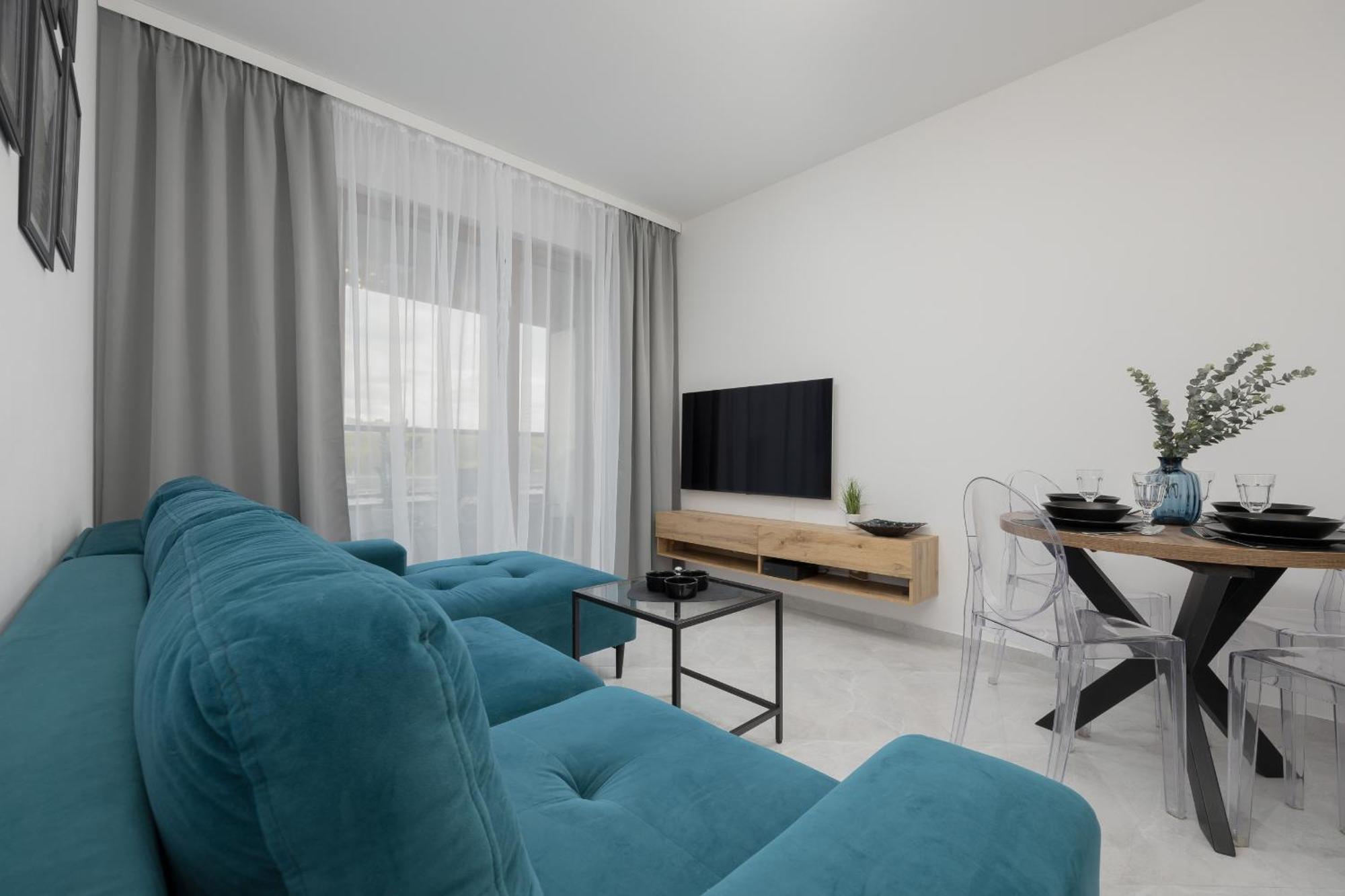 With Balcony & Parking In By Renters Apartament *